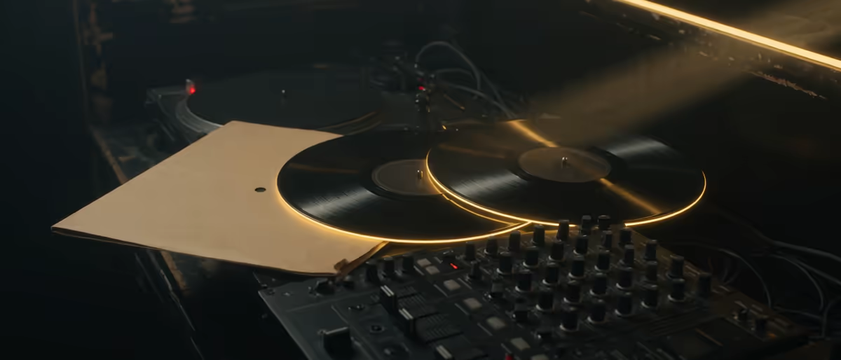Etykiety Traxsource Human-Made i AI-Assisted: reguły sklepu DJ w 2026